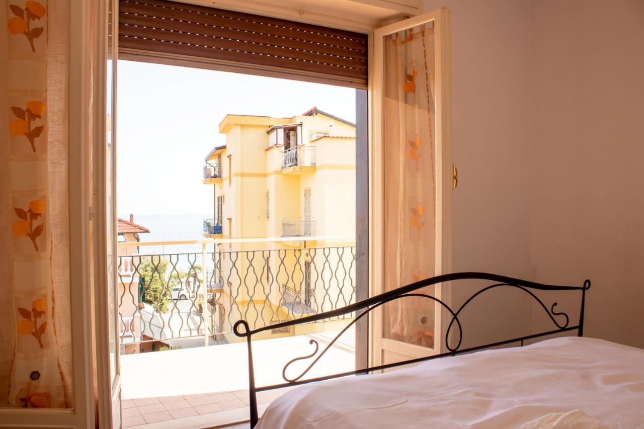 Posto Auto Gratuito Relax A 30 Metri Dal Mare Apartamento Riva Ligure Exterior foto